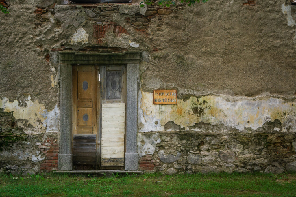 Pohoří na Šumavě - dveře od kostela